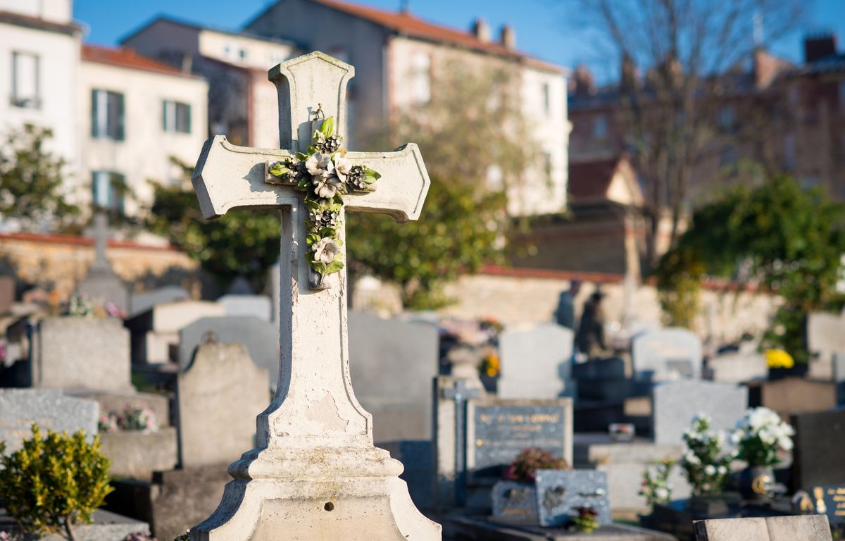 Elle vient se recueillir sur la tombe de son frère et découvre un os à côté de la sépulture