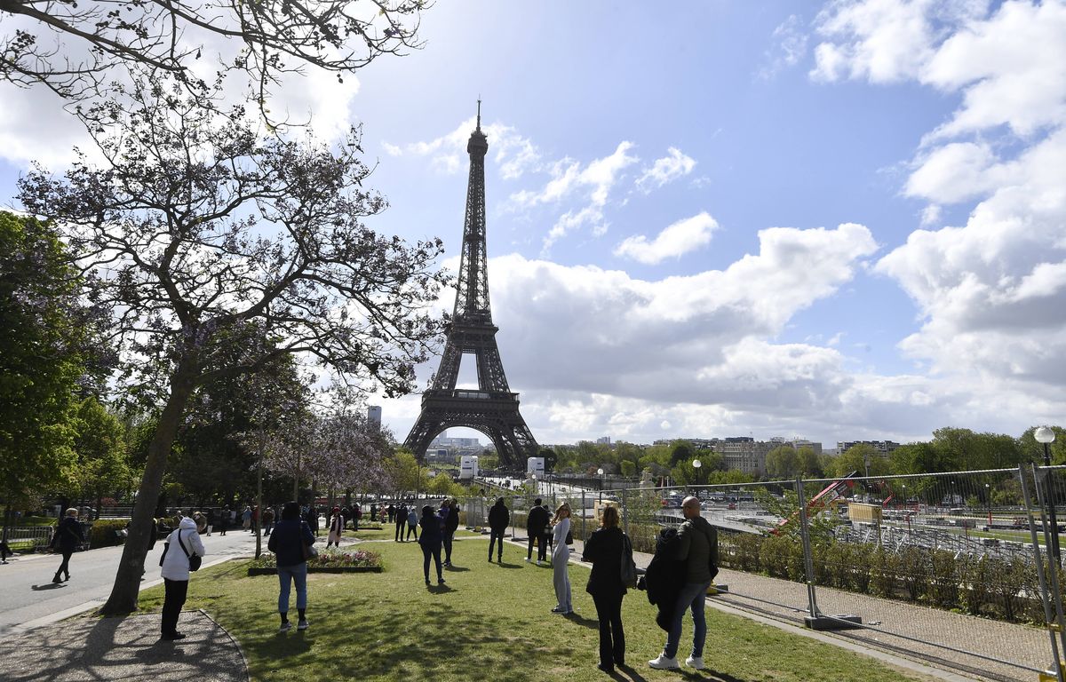 Paris : Des cercueils recouverts de drapeaux français retrouvés au pied de la tour Eiffel