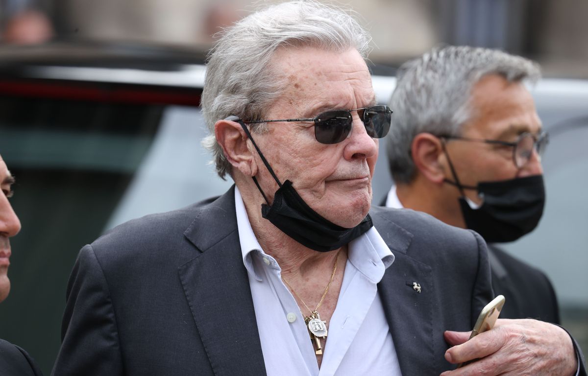 Affaire Delon : L’enquête sur les 72 armes trouvées chez l’acteur classée sans suite