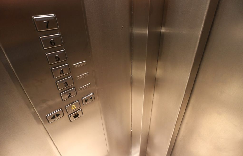 Italie : L’ascenseur repart tout seul, elle meurt en chutant de trois étages sur le toit de la cabine