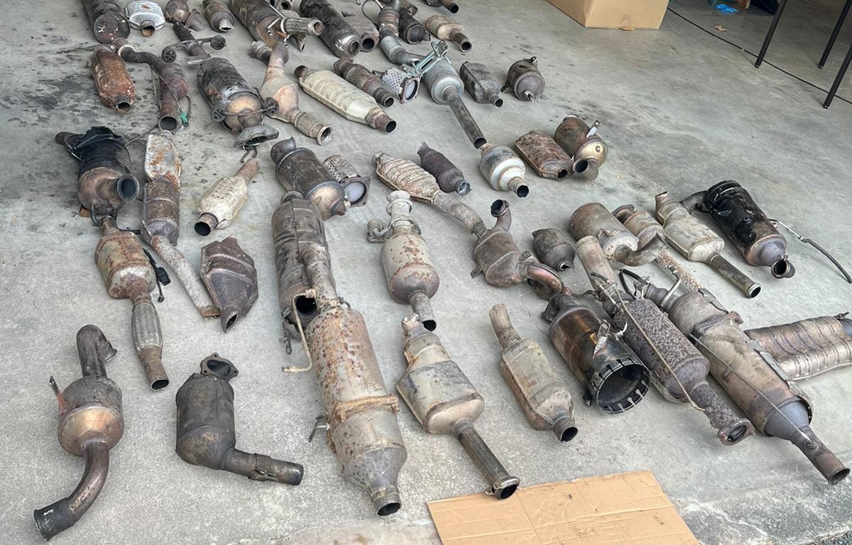 Un trafic de pots catalytiques démantelé dans des camps de Roms de la région parisienne