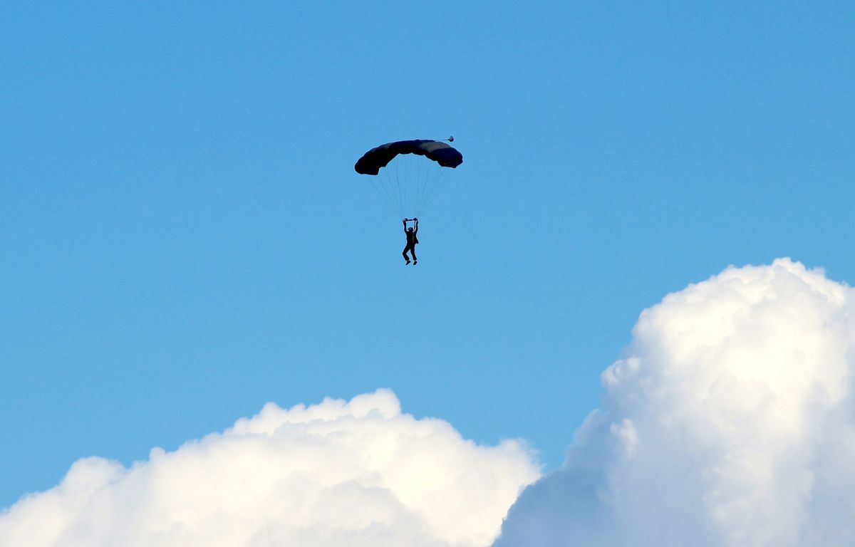 Belgique : Une femme de 65 ans meurt lors d’un saut d’initiation au parachute