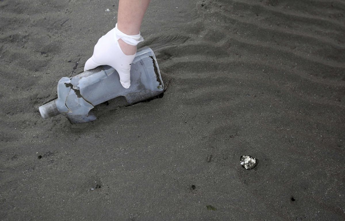 Ils boivent le contenu d’une bouteille trouvée à la mer : Cinq marins décèdent