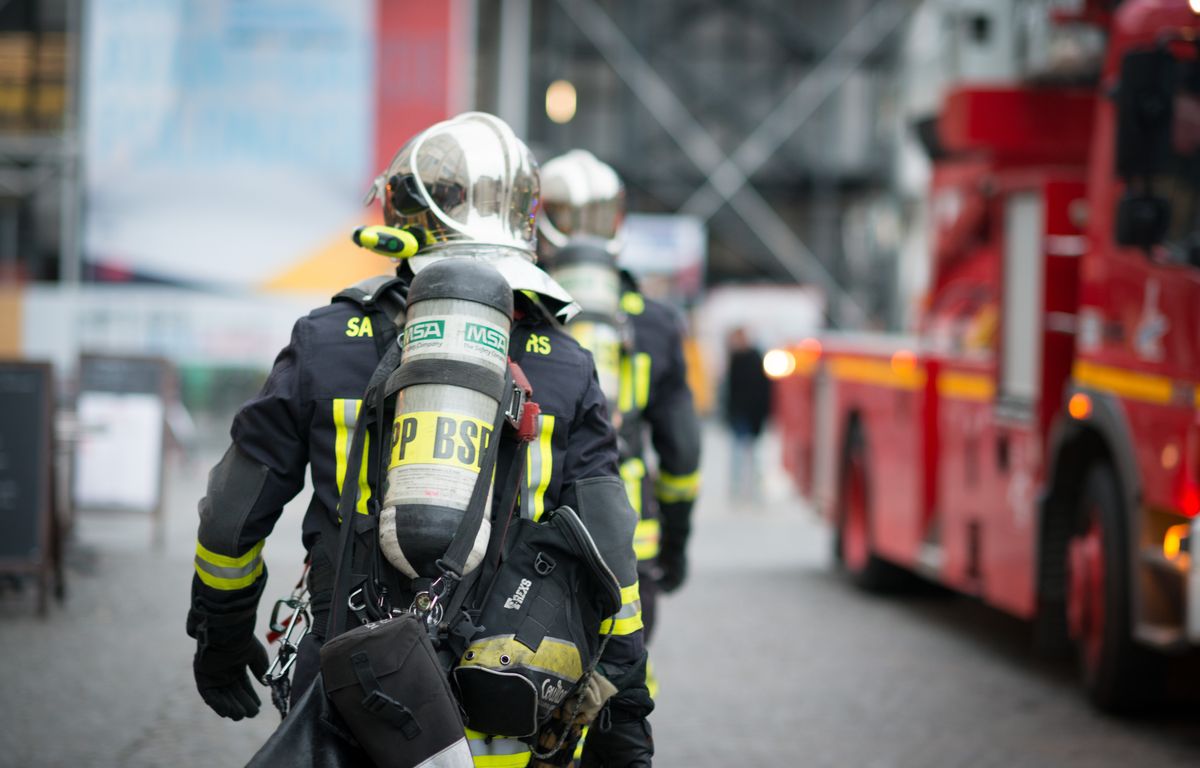 Hauts-de-Seine : Les pompiers découvrent un corps calciné dans le coffre d’une Golf brûlée