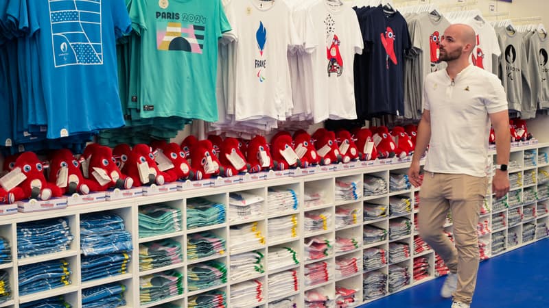 “Je veux garder un souvenir tangible”: les produits dérivés des JO 2024 cartonnent
