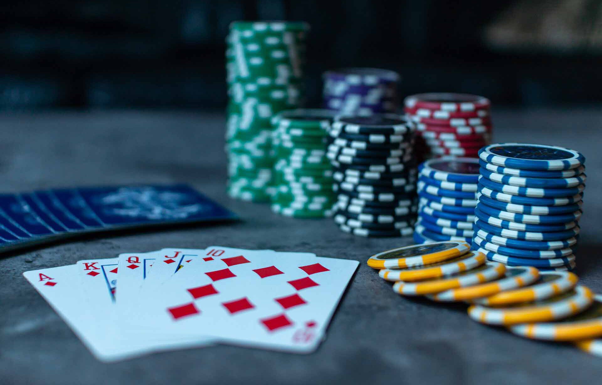 Charente-Maritime : Un braqueur tire une balle dans la tête de l’organisateur d’un tournoi de poker