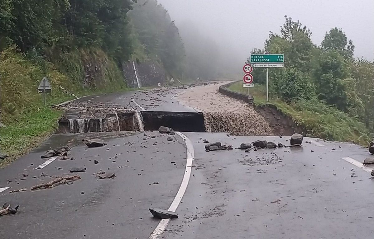 Pyrénées-Atlantiques : Une route menant en Espagne s’effondre, rincée par des pluies diluviennes