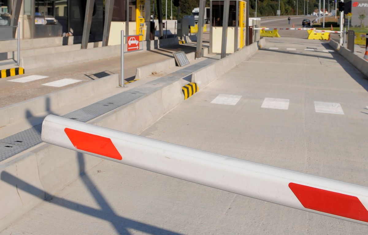 Moselle : Employée d’un péage mortellement percutée, le suspect s’est enfui à l’étranger, son complice est mis en examen