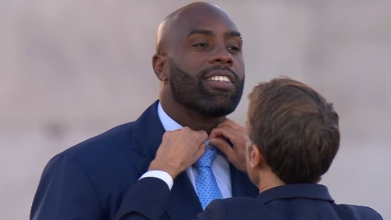 JO 2024: quand Emmanuel Macron reboutonne le col de Teddy Riner avant de le faire commandeur de l’Ordre National du Mérite