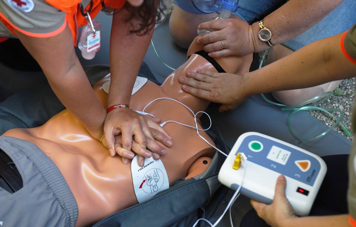 Royaume-Uni : Pourquoi un tiers des Britanniques sont réticents à l’idée de pratiquer un massage cardiaque sur une femme ?