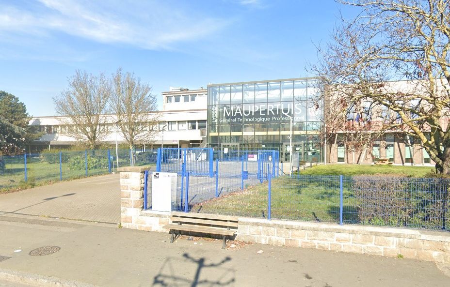 Saint-Malo : Un jeune fait irruption dans un lycée avec un couteau et pourchasse un élève