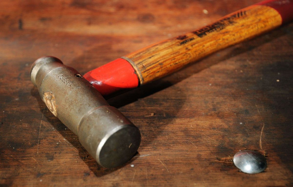 Oise : Jugé pour avoir frappé sa compagne avec un marteau pendant qu’elle dormait