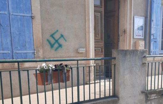 Deux-Sèvres : Interpellé, un jeune homme reconnaît avoir tagué des croix gammées dans le centre-ville