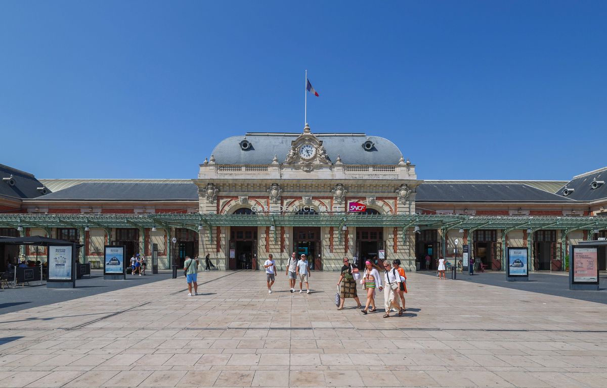 Nice : Plusieurs armes, dont une Kalachnikov, découvertes dans les toilettes de la gare