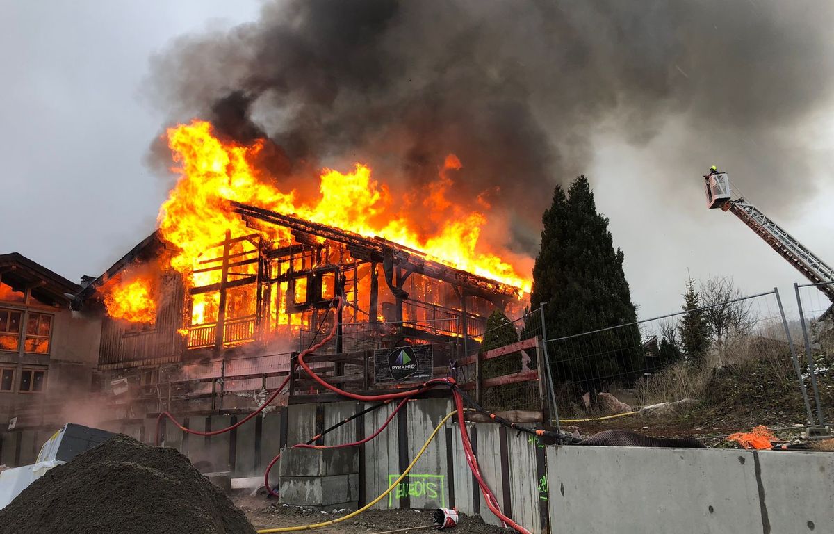 Haute-Savoie : Quatre pompiers blessés dans l’impressionnant incendie d’un chalet