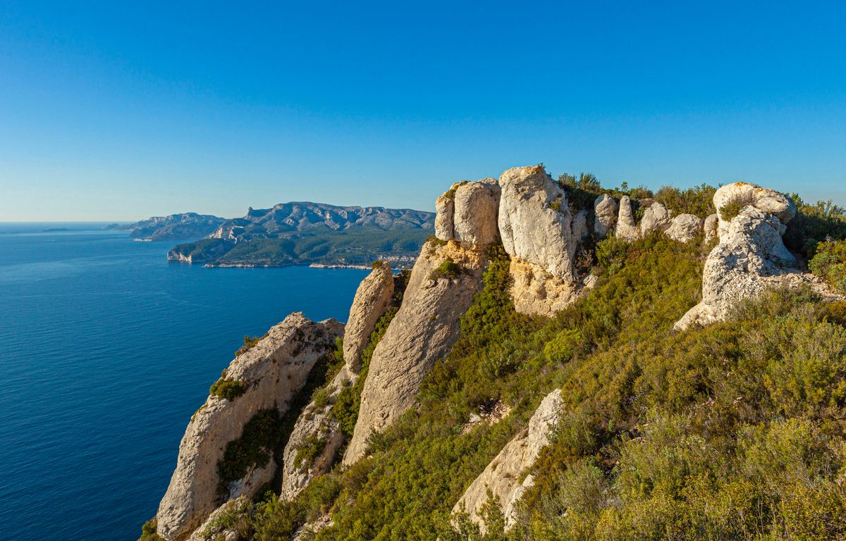 Cassis : Un jeune homme chute mortellement des falaises en prenant une photo