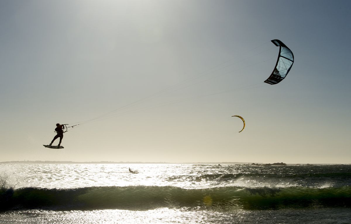 Finistère : Un kitesurfeur grièvement blessé après avoir été emporté par le vent jusque dans un champ