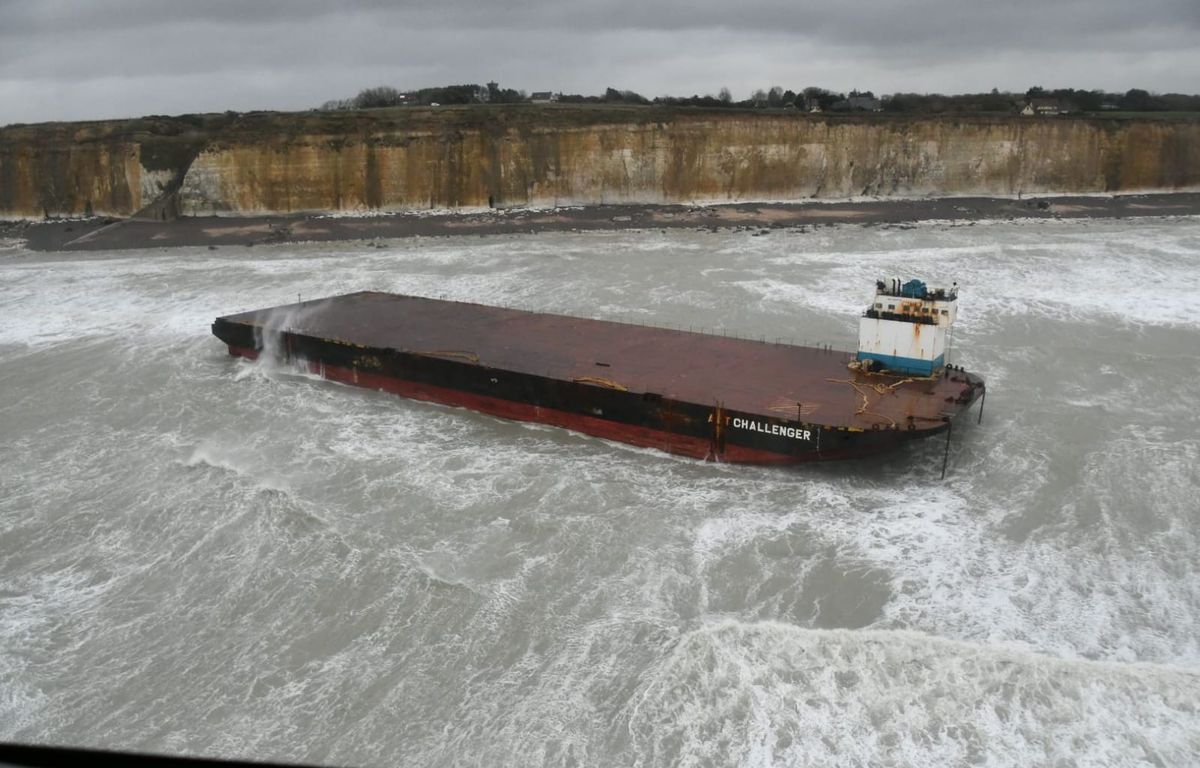 Tempête Darragh : A la dérive depuis deux jours, une barge de 120 mètres s’échoue sur une plage en Normandie