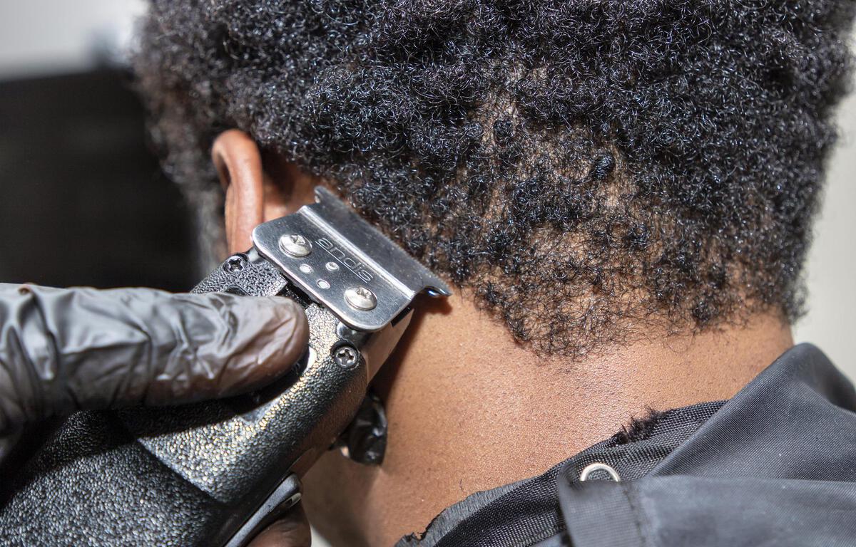 Pas-de-Calais : Le coiffeur vendait de faux voyages discount à Disneyland (et pire encore)