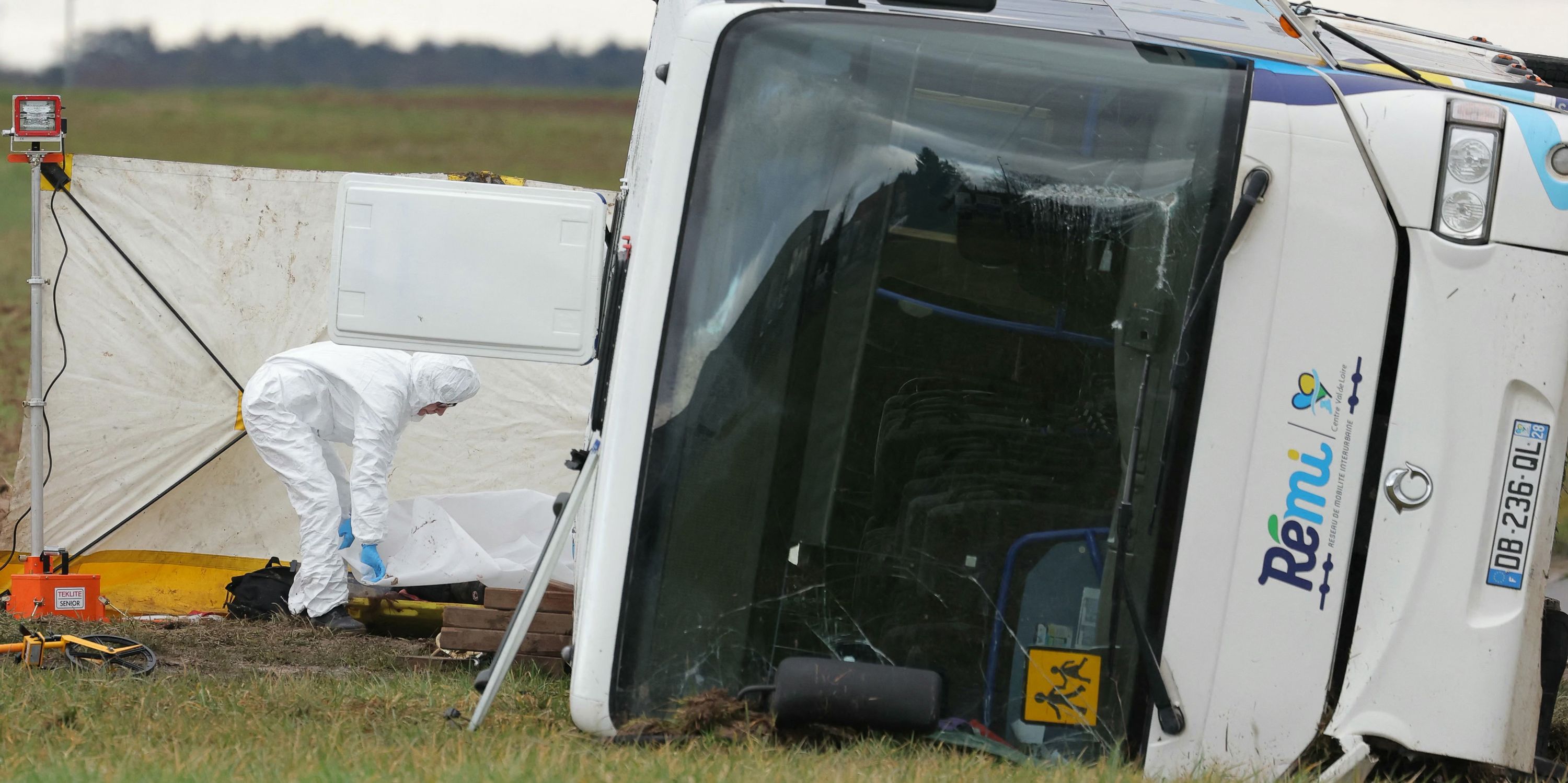 Un mort, plusieurs blessés, le conducteur positif aux stupéfiants … Ce que l’on sait de l’accident de car scolaire à Châteaudun