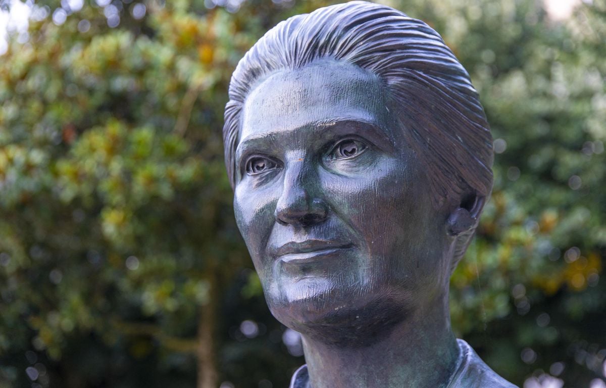 Vendée : Neuf étudiants d’extrême droite condamnés pour avoir vandalisé une statue de Simone Veil