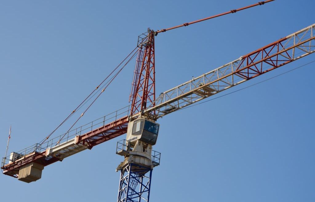 Lorient : Il monte sur une grue à 30 mètres de haut pour prendre des photos et se retrouve coincé