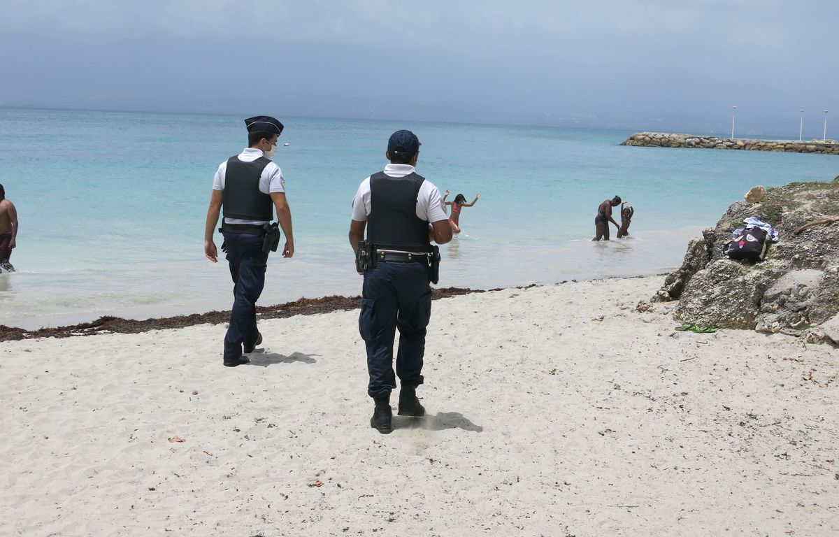 Guadeloupe : Un homme de 74 ans, blessé à l’arme blanche, retrouvé mort sur une plage