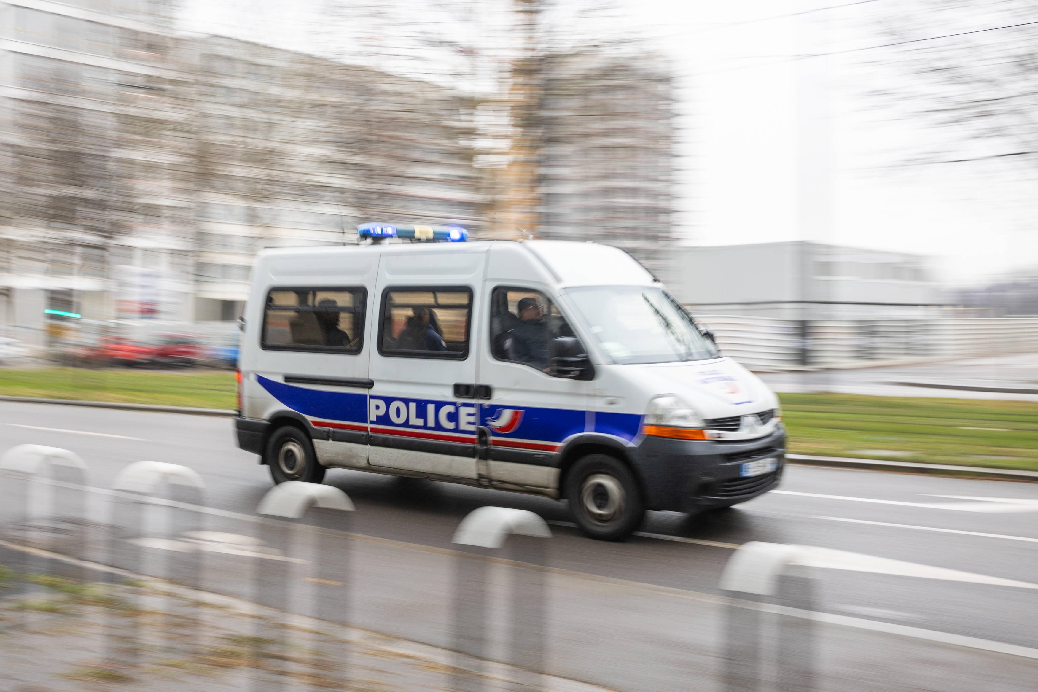 Refus d’obtempérer : un policier grièvement blessé après avoir été percuté par une motocross