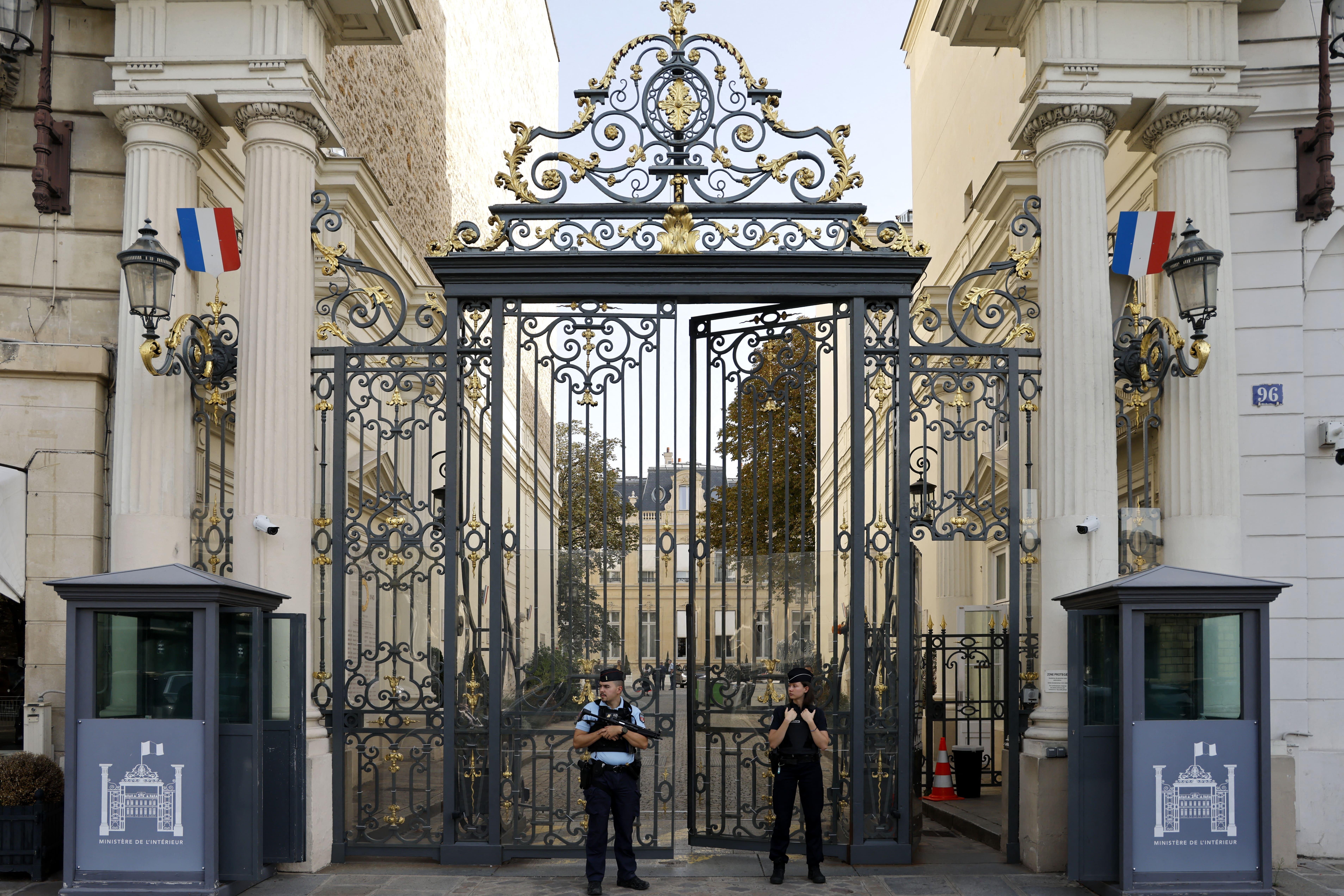 Influenceurs franco-algériens : une note du ministère de l’Intérieur recommande la déchéance de nationalité