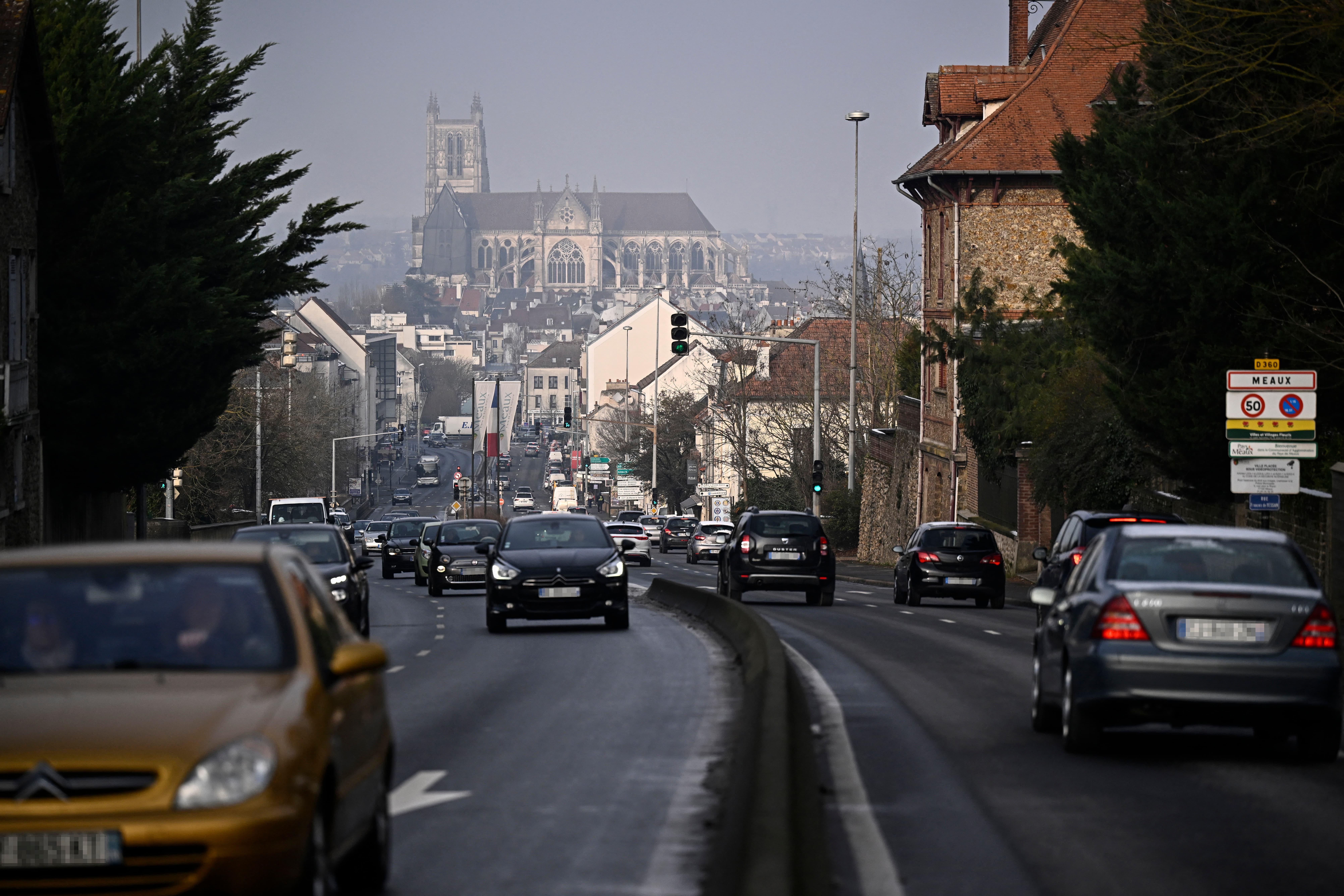 Coups de couteau et battes de baseball : un match de football interrompu par une expédition punitive ultraviolente à Meaux
