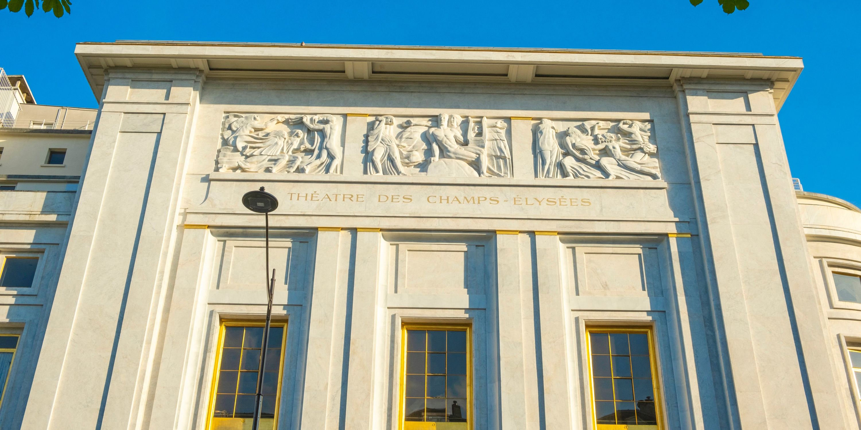 Paris : incendie au théâtre des Champs-Élysées, 1.400 personnes évacuées