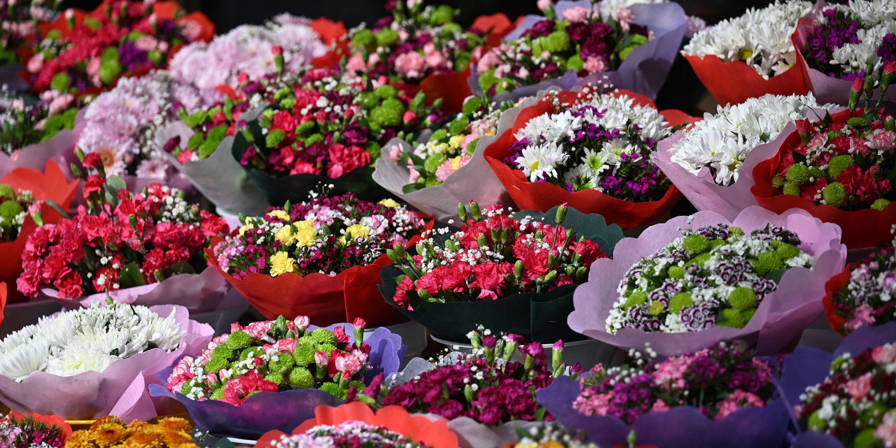 Saint-Valentin : quelles fleurs de saison offrir pour remplacer les roses ?