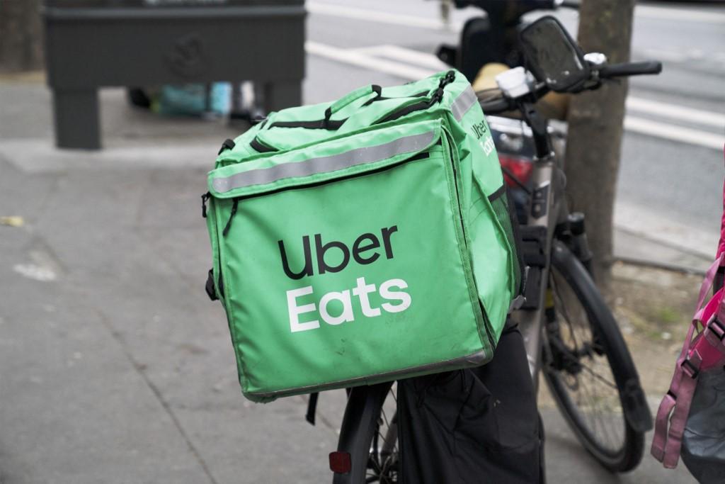 Dénoncer le capitalisme tout en commandant Uber Eats : le «contre son camp» succulent d’un vidéaste proche de LFI