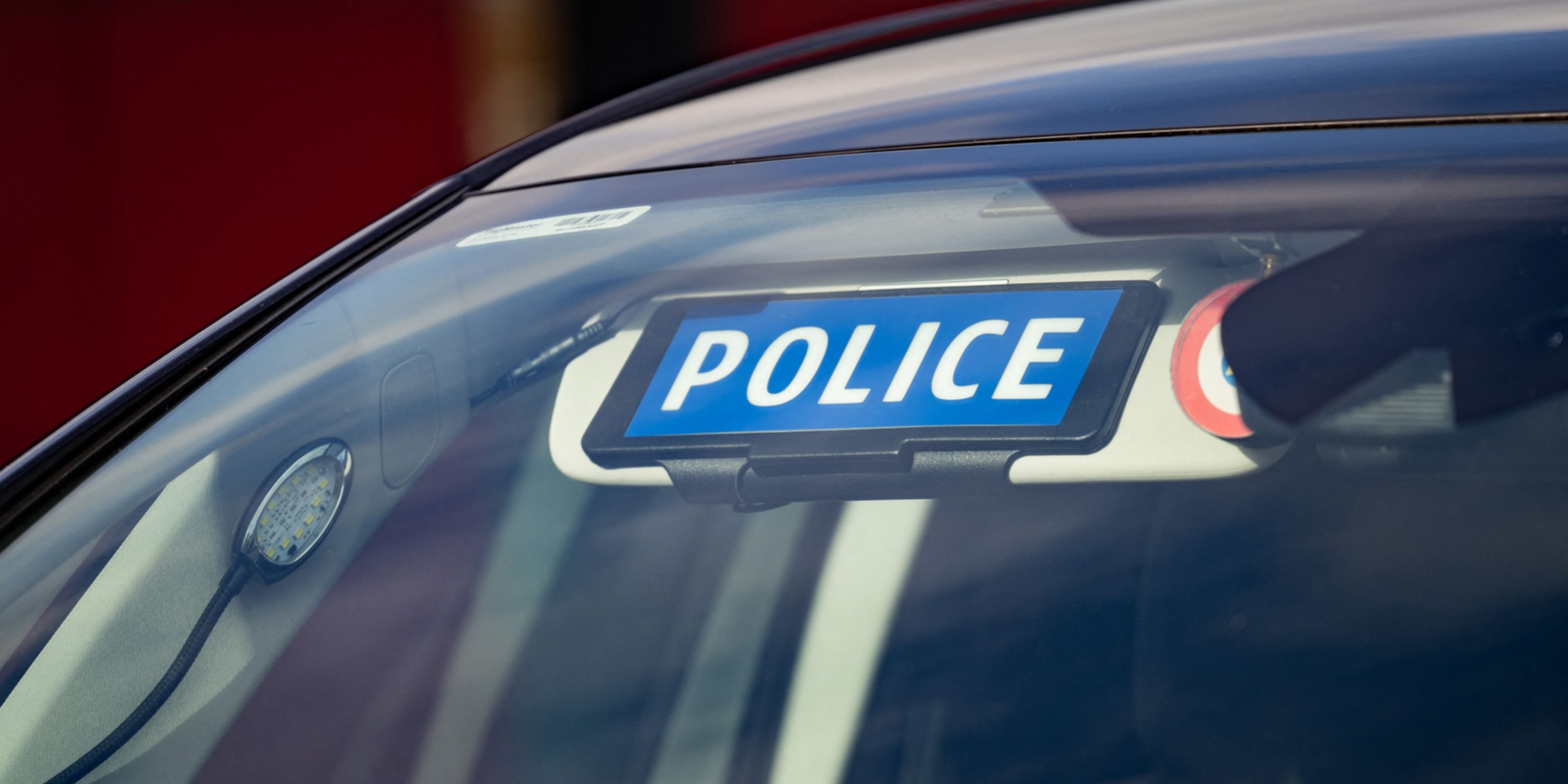 Trois mineurs impliqués dans un réseau de livraison de drogue et de téléphones en prison, mis en examen