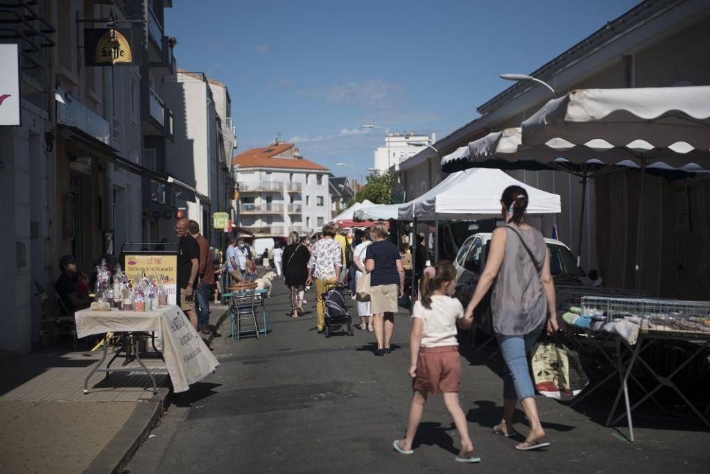 «Pas un sou pour les fachos» : des militants envahissent un marché pour faire pression sur un charcutier