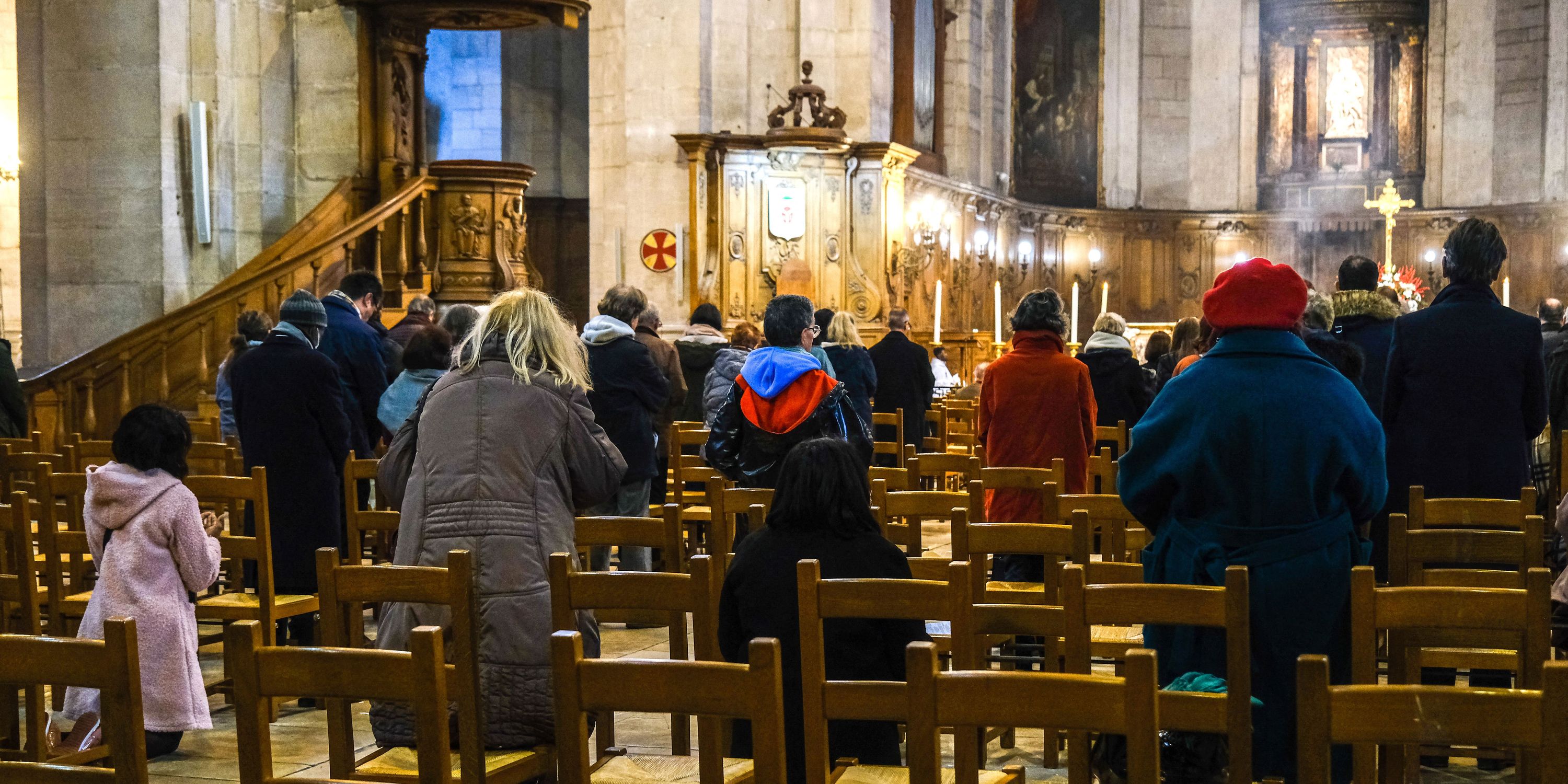 «On se réfugie dans la prière» : à Paris, les fidèles se mobilisent pour la santé du pape François