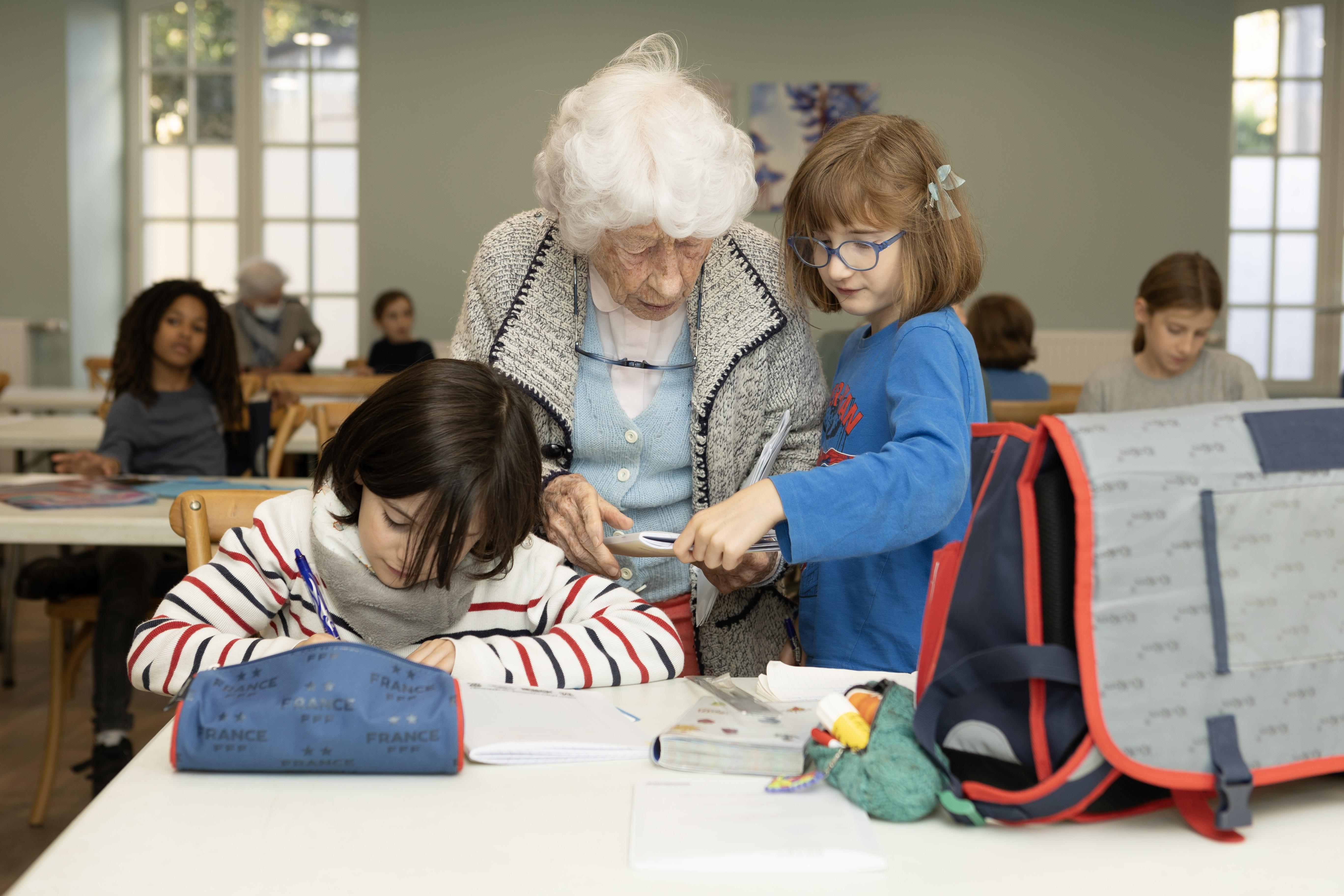 À Laval, une école de la vie où seniors et enfants grandissent ensemble