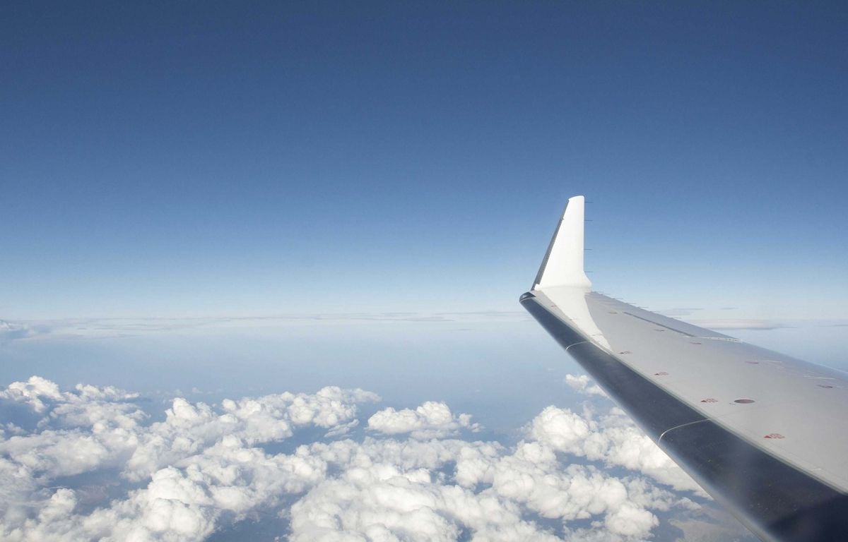 Etats-Unis : « Il devenait fou »… Un homme tente de briser un hublot en plein vol, des passagers le maîtrisent