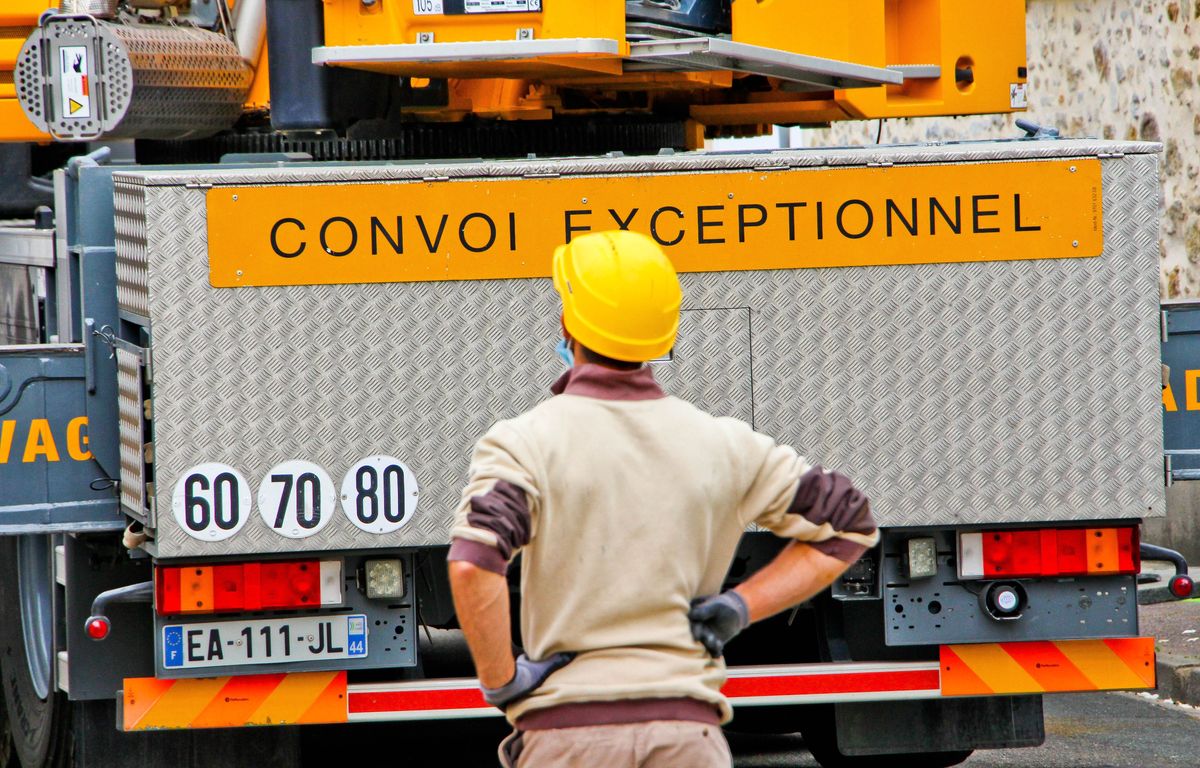 Nancy : Un camion transportant une chaudière de 165 tonnes se renverse sur un pont… Le levage se prépare