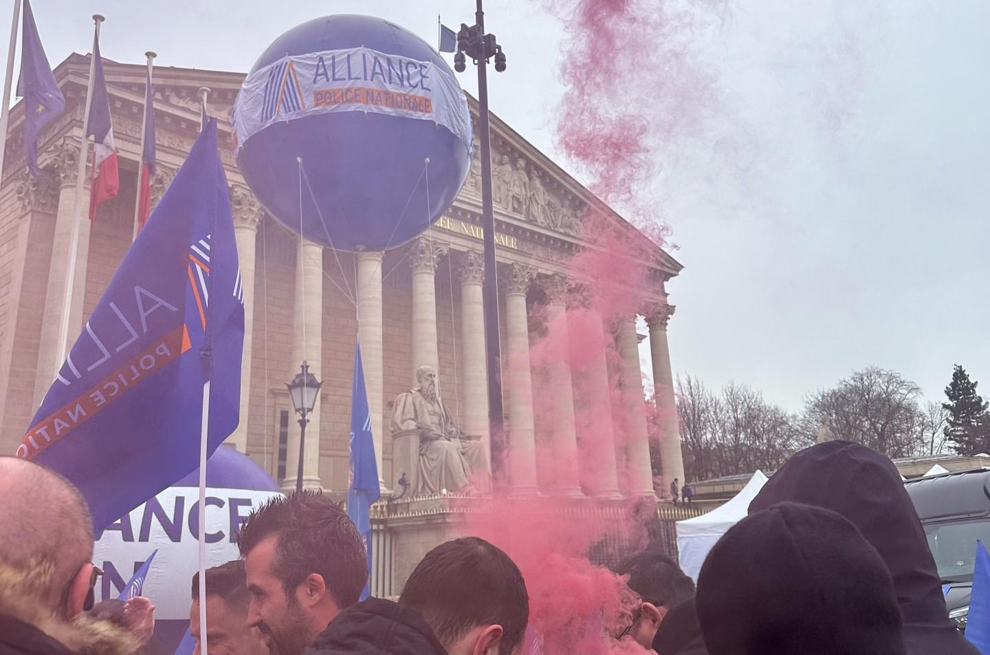 «On nous demande toujours plus, avec de moins en moins !» : des milliers de policiers expriment leur colère devant l’Assemblée