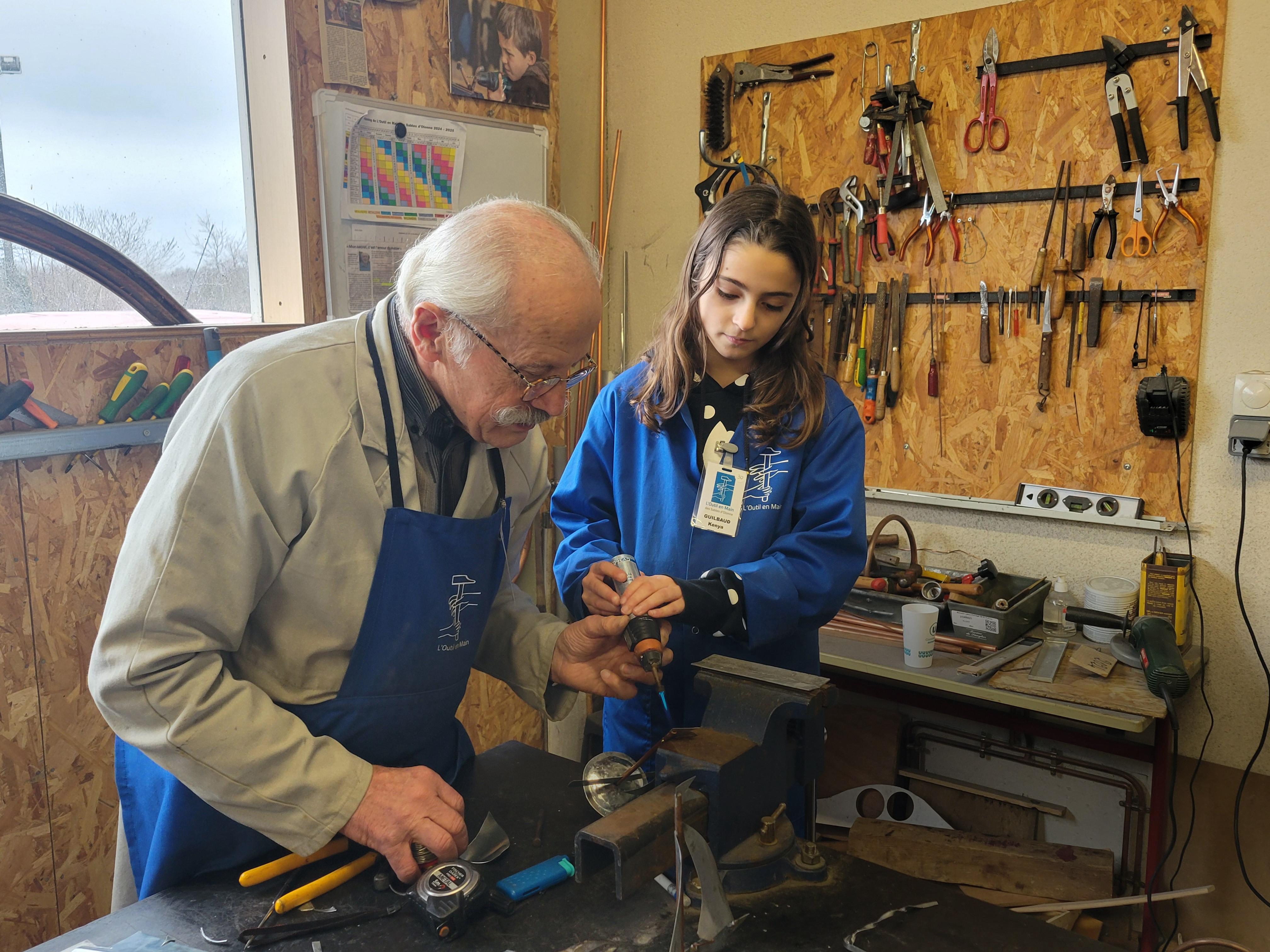 L’Outil en main : des artisans retraités transmettent leur savoir aux jeunes