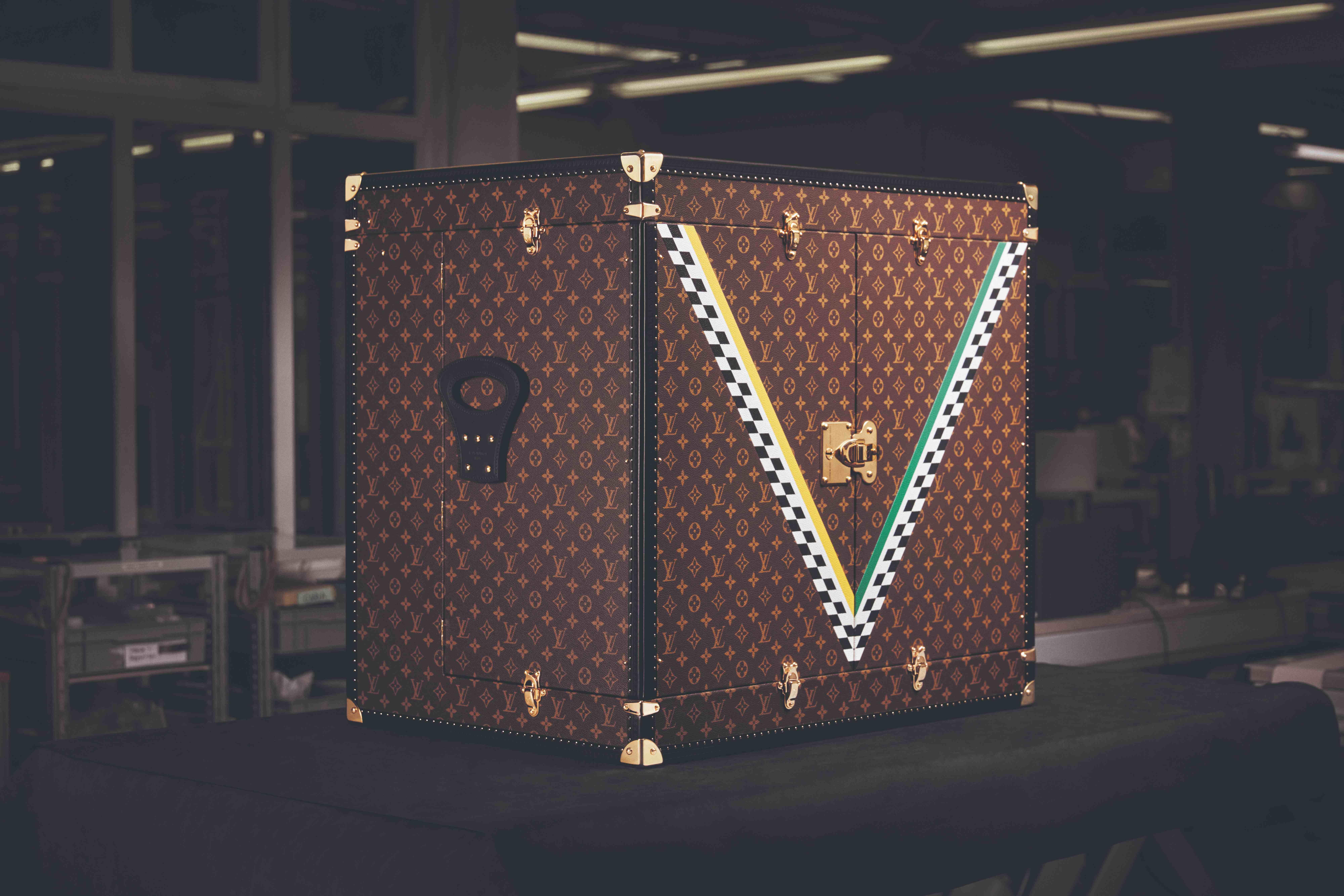 Formule 1 : LVMH dévoile sa malle Vuitton pour les trophées des Grands Prix