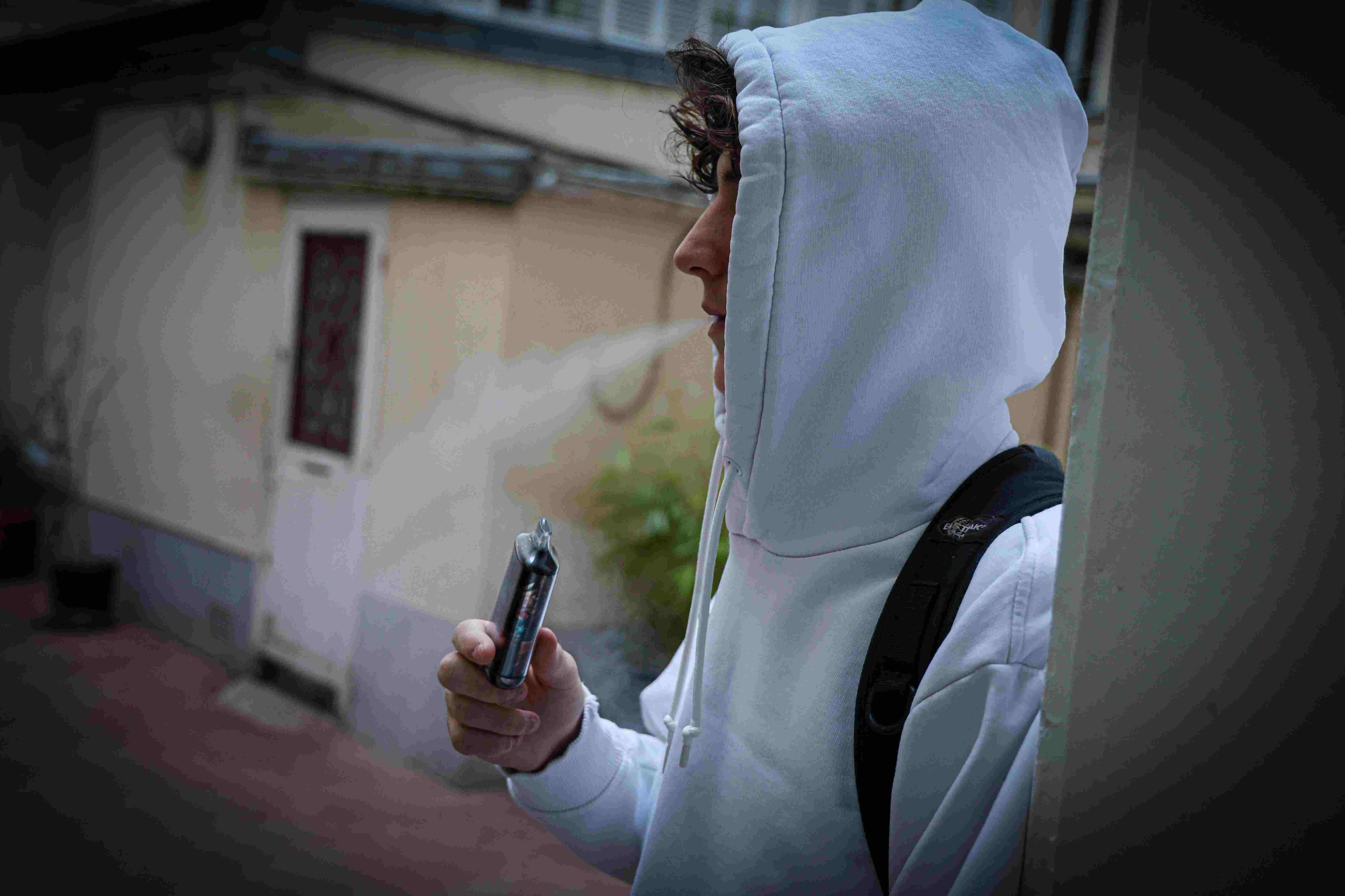 Interdiction des puffs en France : la fin du vapotage chez les ados ?