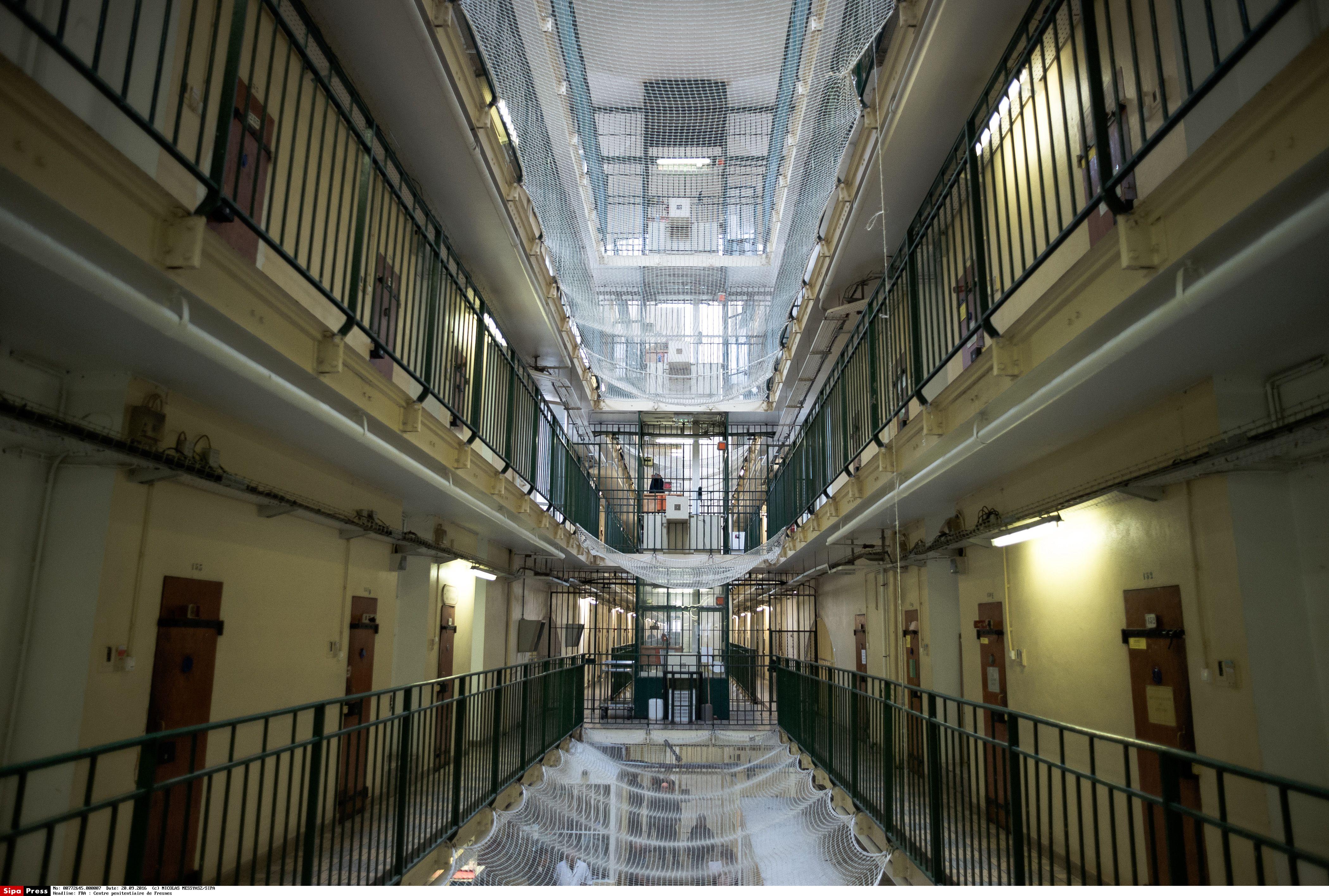 Fresnes : un agent pénitentiaire tabassé après avoir demandé à un détenu de ne pas prier lors d’une promenade