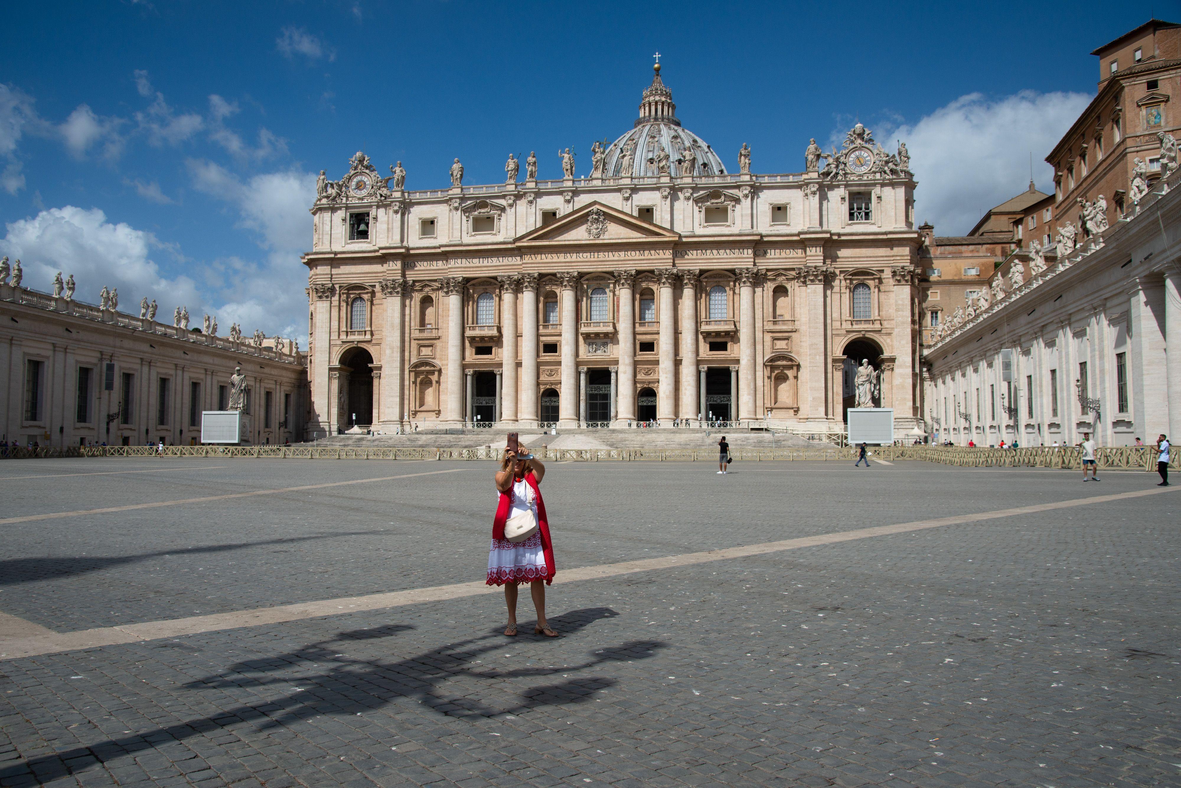 «Les mots me manquent», «mépris total»… Le saccage de la basilique Saint-Pierre du Vatican suscite l’émotion