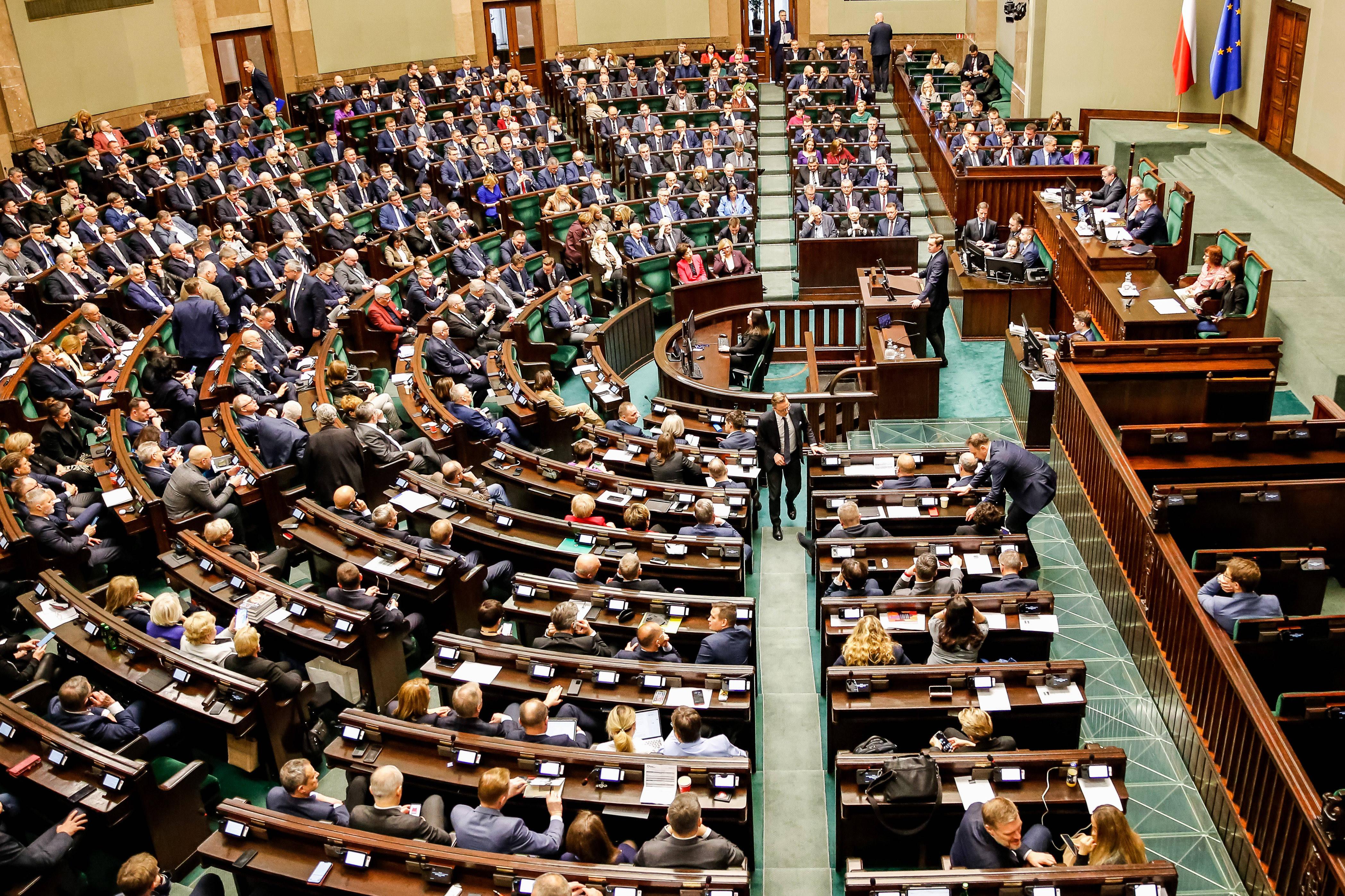 Pologne : les députés votent la suspension du droit d’asile