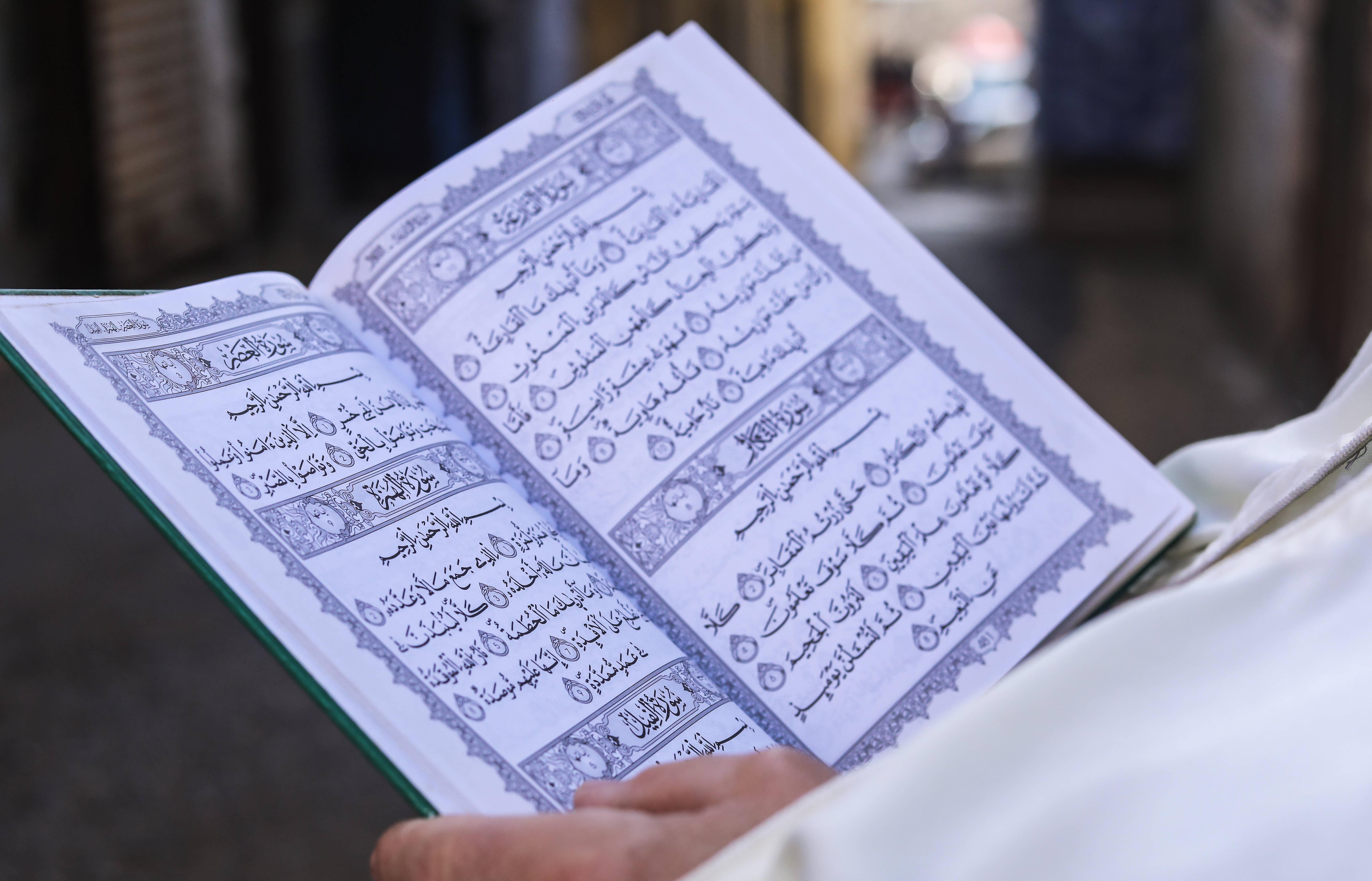 Londres : un homme attaqué au couteau alors qu’il brûlait un Coran devant le consulat de Turquie