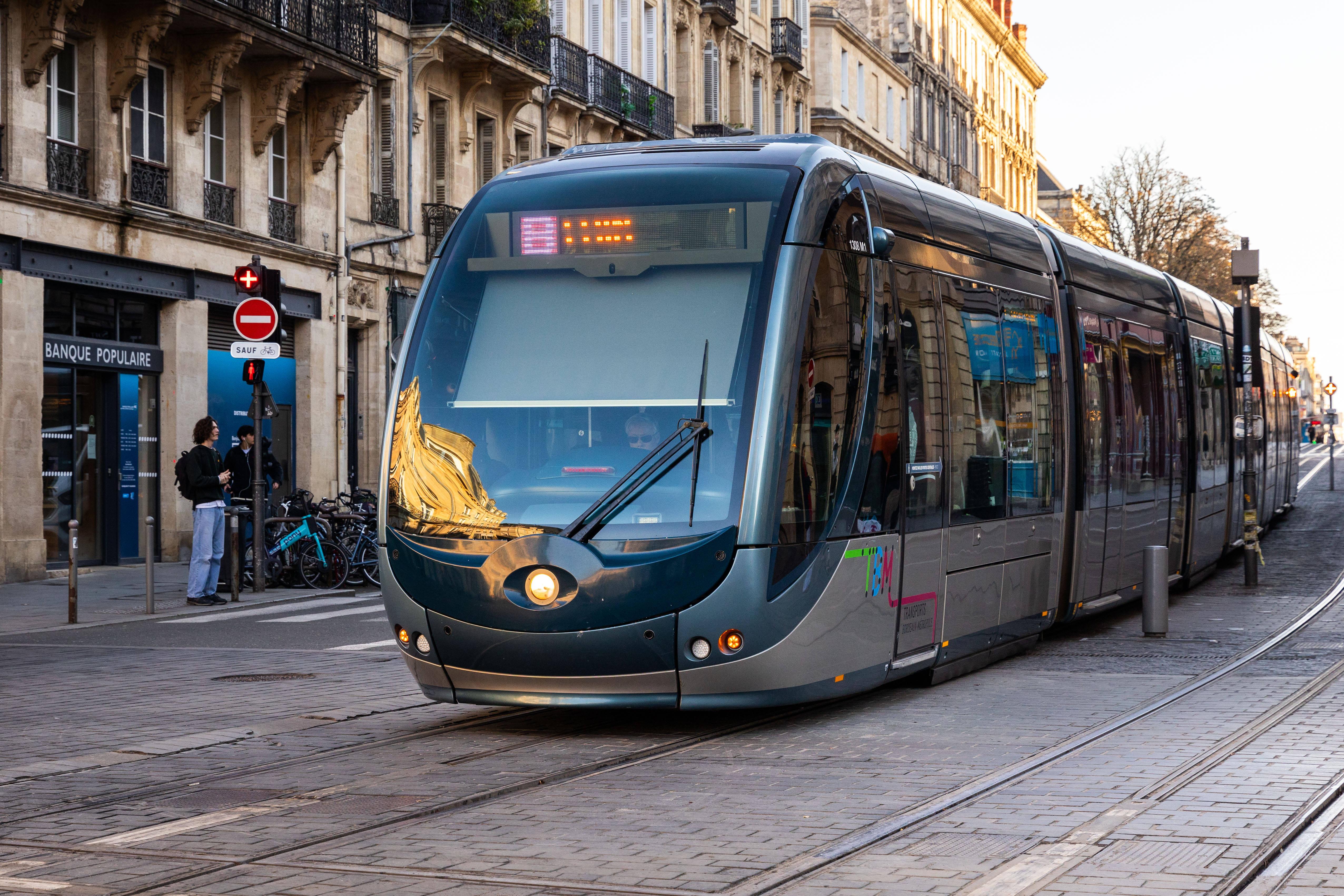 Bordeaux : la vidéo glaçante d’un jeune menaçant un usager du tramway avec un couteau