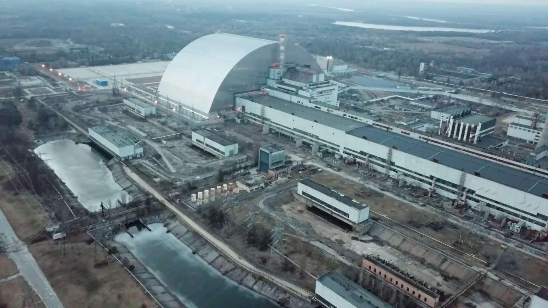 Guerre en Ukraine : Zelensky accuse la Russie d’avoir frappé Tchernobyl, le Kremlin dément