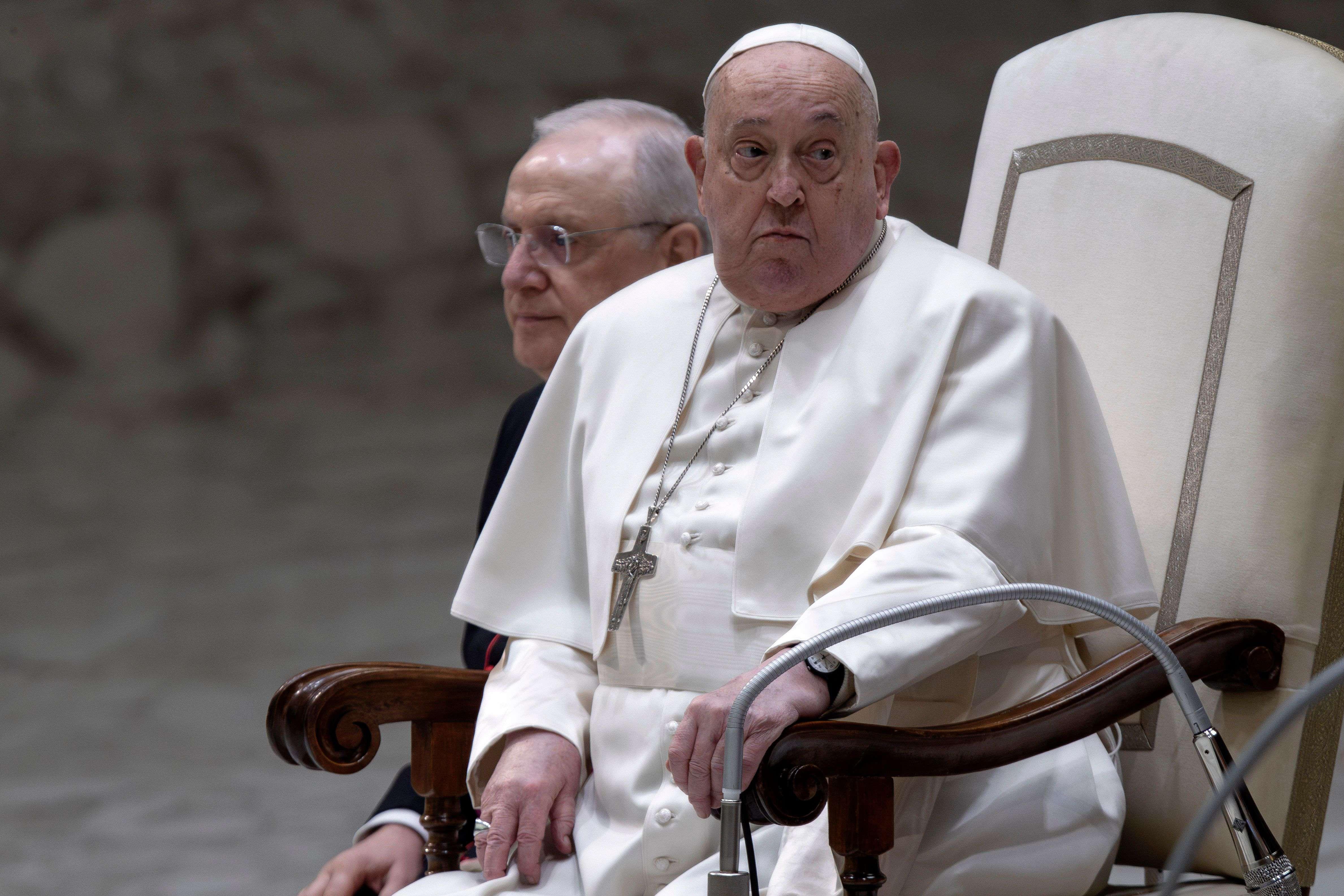 L’état de santé du pape François était «critique» samedi soir, selon le Vatican